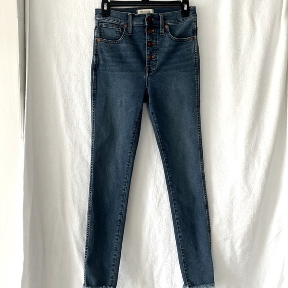 Madewell 10” High-Rise Skinny Jean, button fly and frayed hem. Size 27